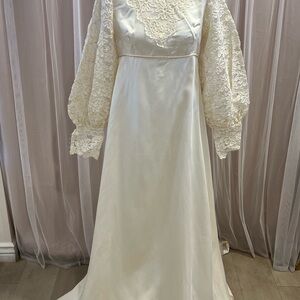 Elegant Vintage White Lace Sleeve Gown